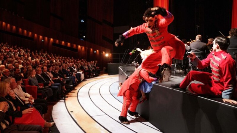 Künstler bei einer Darbietung im Festspielhaus im Rahmen der Eröffnung der 74. Bregenzer Festspiele (Bild: APA/BUNDESHEER/PETER LECHNER)