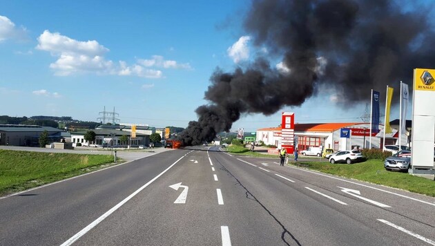 In Gmunden brannte ein Auto aus, die Familie aus Wien blieb unverletzt (Bild: FF Gmunden)