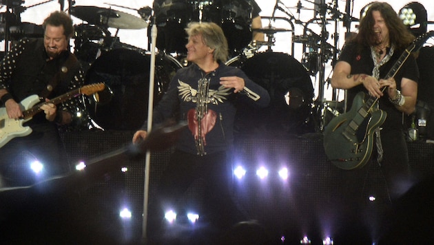 Bon Jovi rockte das Ernst-Happel-Stadion. (Bild: APA/HERBERT PFARRHOFER)