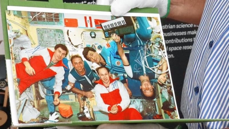 Viehböck zeigt das Gruppenfoto der Mir-Mission aus dem Jahre 1991 (Bild: Zwefo)