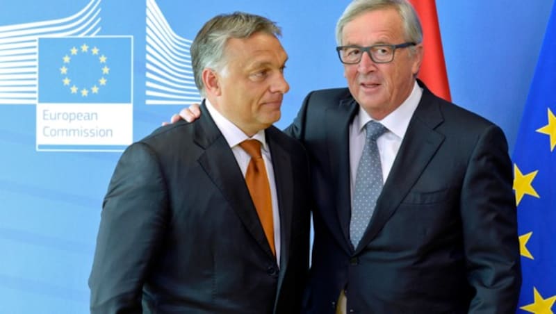 Ein äußerst schwieriges Verhältnis: Ungarns Premier Viktor Orban und der damals noch amtierende Kommissionspräsident Jean-Claude-Juncker (Bild: AFP PHOTO/THIERRY CHARLIER)