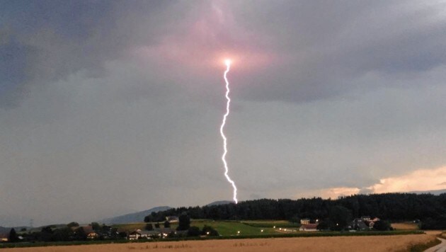 Diesen Blitz fotografierte unsere Leserin Nina Rosner in Völkermarkt West. (Bild: Nina Rosner)