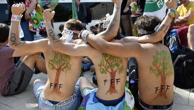 Junge Klimaaktivisten bei einem Protest in Hochneukirch im deutschen Bundesland Nordrhein-Westfalen (Bild: APA/AFP/INA FASSBENDER)