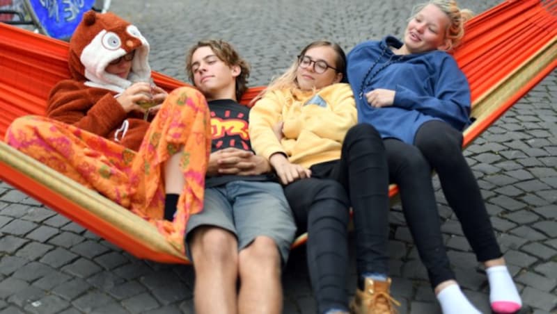 Hier machen Schüler in Köln fürs Klima blau. (Bild: APA/AFP/INA FASSBENDER)