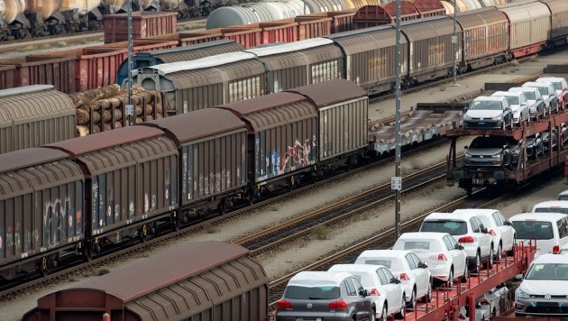 Die Auslastungsrate des Güterbahnhofs Wolfurt beträgt derzeit 90 Prozent. Täglich werden 40 Züge und 200 bis 240 Lkw abgefertigt. (Bild: APA/dpa/Sven Hoppe)