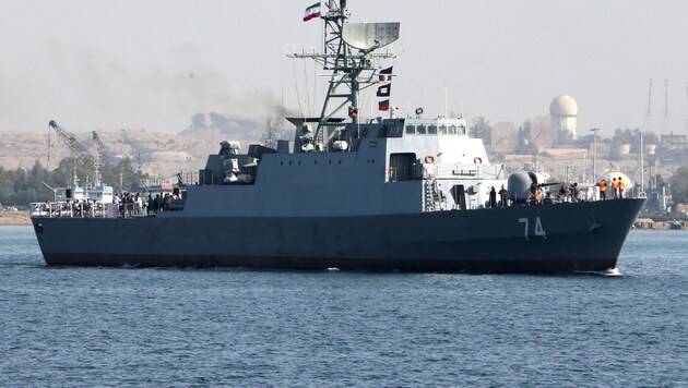 Ein iranisches Kriegsschiff in der Straße von Hormus (Bild: AFP)