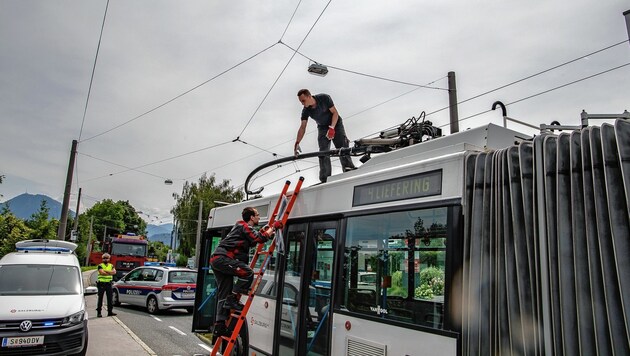 Die Oberleitungsstange des Busses musste wieder mit der Stromleitung verbunden werden. (Bild: FMT PICTURES)
