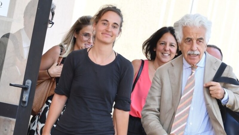 Carola Rackete mit ihrem Anwalt Alessandro Gamberini (Bild: AFP )