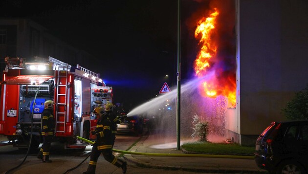 Die Flammen schlugen aus der Erdgeschoßwohnung (Bild: laumat.at/Matthias Lauber)