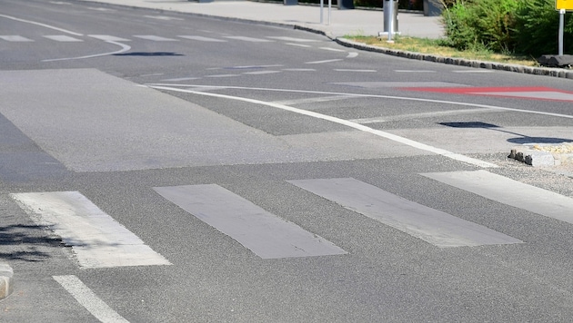 Die 15-jährige Fußgängerin gab an, den Zebrastreifen bei Grünlicht überquert zu haben. (Bild: P. Huber)
