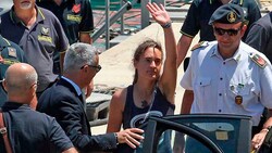 Kapitänin Carola Rackete hat Italien, wo gegen sie ermittelt wird, verlassen. (Bild: AP)