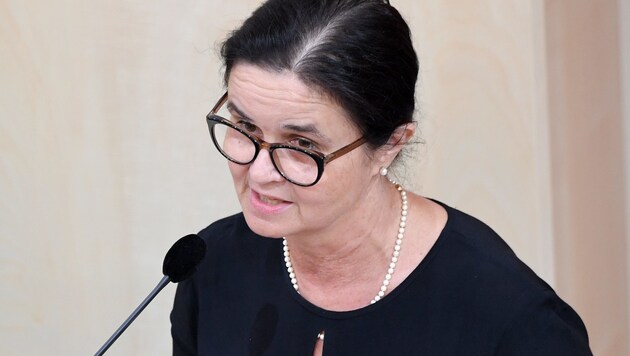 Sozialministerin Brigitte Zarfl (Bild: APA/ROLAND SCHLAGER)
