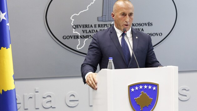Ramush Haradinaj stand vor der Wahl, „entweder als Ministerpräsident oder als normaler Bürger des Kosovo“ nach Den Haag zu fliegen. Er entschied sich für Zweiteres. (Bild: APA/AFP/Stringer)