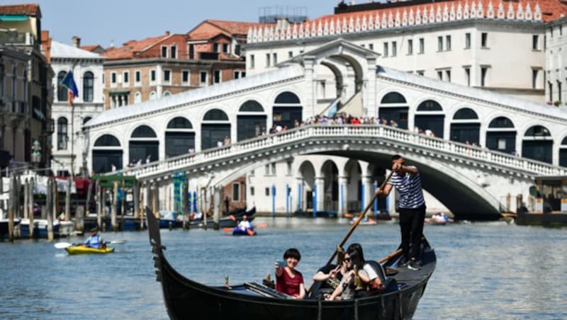 Ein Highlight für Touristen in der Lagunenstadt: die Rialtobrücke (Bild: APA/AFP/MIGUEL MEDINA)