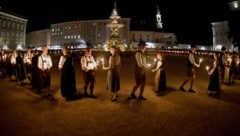 Fackeltanz am Salzburger Residenzplatz (Bild: APA/BARBARA GINDL)