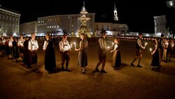 Fackeltanz am Salzburger Residenzplatz (Bild: APA/BARBARA GINDL)