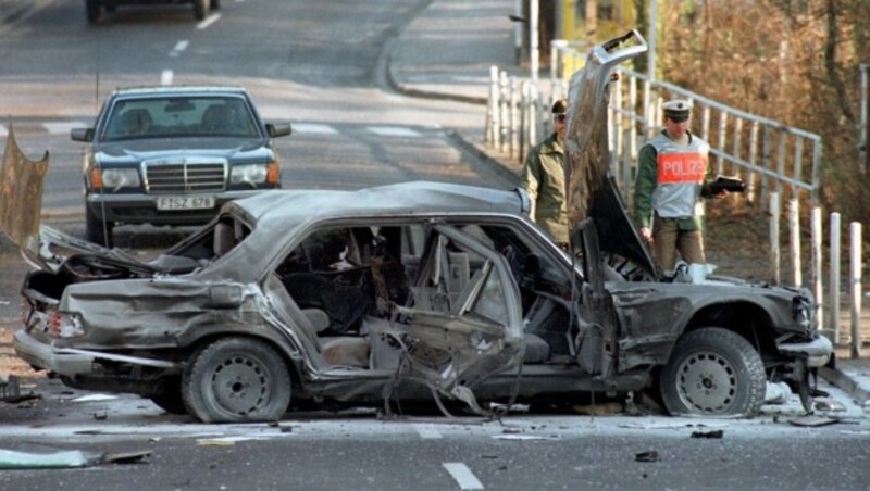 Das Wrack der Herrhausen-Limousine in Bad Homburg am 30. November 1989. Bei dem Bombenattentat der dritten Generation der RAF wurde der Vorstandssprecher der Deutschen Bank AG, Alfred Herrhausen, getötet. (Bild: dpa/A2954 Kai-Uwe Wärner)