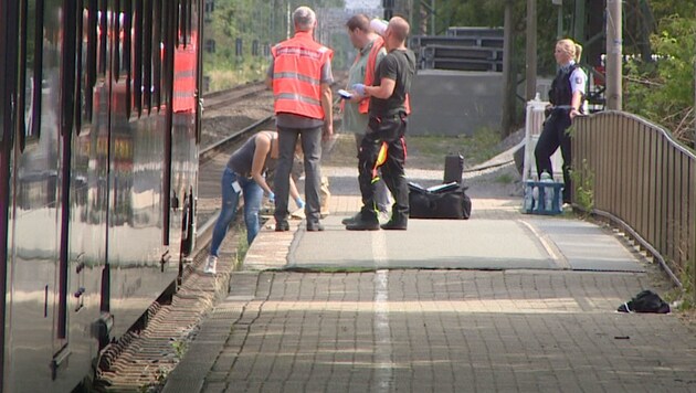 Ermittler am Bahnhof im niederrheinischen Voerde (Bild: tv-niederrhein/Guido Schulmann)
