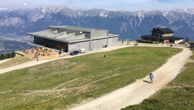Bergstation und Schutzhaus (hinten): genug Gäste für beide (Bild: Philipp Neuner)
