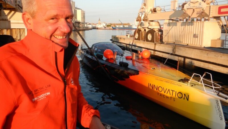 Norbert Sedlacek mit seinem Vulkanfaser-Boot (Bild: Ant Arctic Lab)