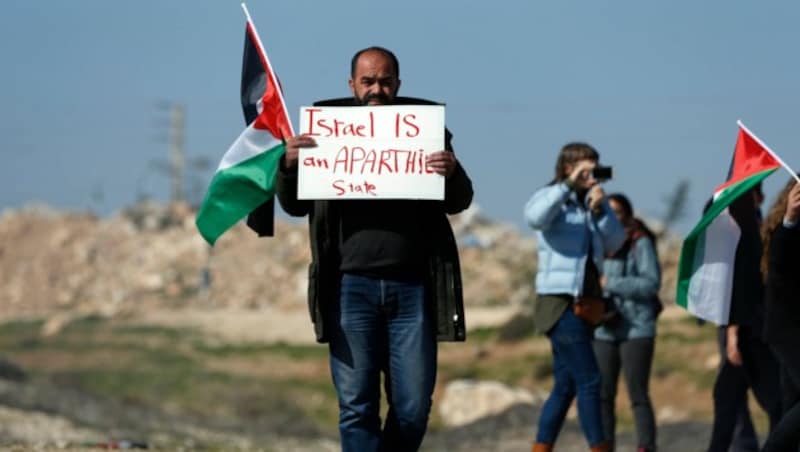 „Israel ist ein Apartheid-Staat“: Palästinenser-Protest gegen die Teilung einer Autobahn nach Jerusalem (Bild: APA/AFP/ABBAS MOMANI)