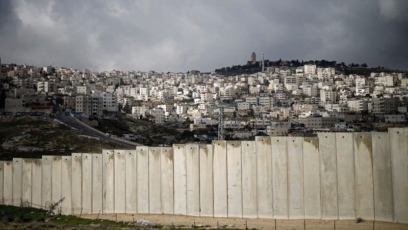 Die israelische Sicherheitsmauer trennt an dieser Stelle die palästinensische Siedlung Eizariya von Jerusalem. (Bild: APA/AFP/THOMAS COEX)