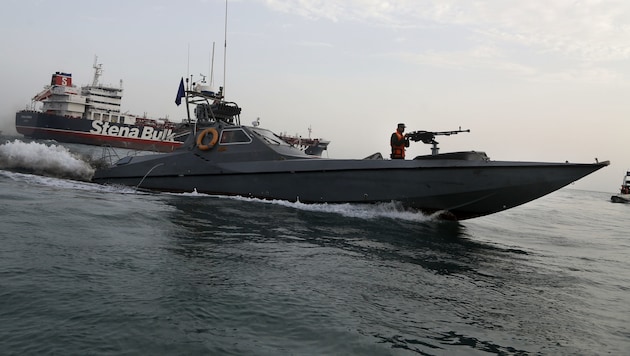 Ein Speedboot der iranischen Revolutionsgarden vor dem Öltanker Stena Impero (Bild: AP)