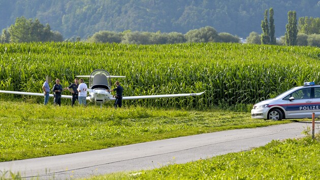 Notlandung eine Kleinflugzeuges in Oberhofen (Bild: Zeitungsfoto.at/Team)