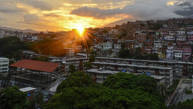 Als die Dämmerung in Caracas einbricht, bleibt es auch in den Wohnungen dunkel. (Bild: AFP)