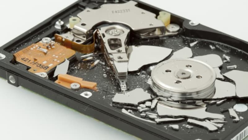 Broken hard drive disk. Macro, focused on magnetic head. (Bild: ©Milan Lipowski - stock.adobe.com)