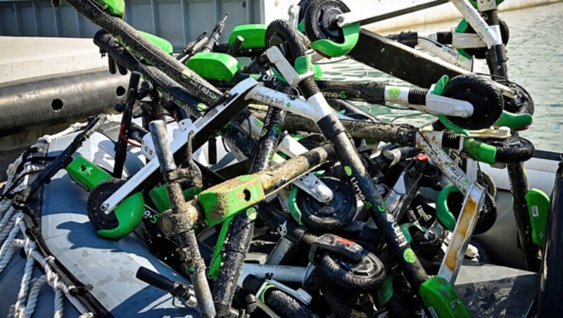 Auch Frankreich hat ein E-Scooter-Problem: Diese Roller sind nicht nur nicht mehr zu gebrauchen, sie verseuchen auch das Meer. (Bild: APA/AFP/GERARD JULIEN)