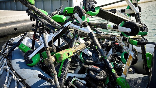 Auch Frankreich hat ein E-Scooter-Problem: Diese Roller sind nicht nur nicht mehr zu gebrauchen, sie verseuchen auch das Meer. (Bild: APA/AFP/GERARD JULIEN)