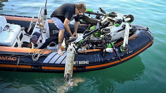 Freiwillige haben am Wochenende in Marseille Dutzende E-Scooter aus dem Meer herausgefischt. (Bild: APA/AFP/GERARD JULIEN)