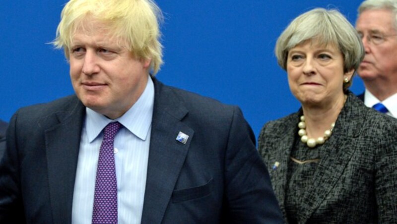 Johnson mit Vorgängerin May (Bild: ASSOCIATED PRESS)