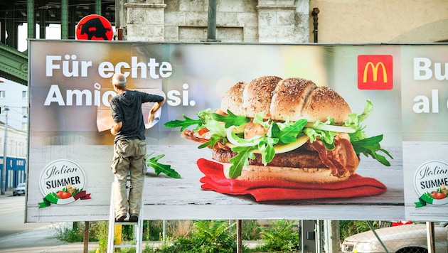Die neuen Plakate sollen den Ärger der Italiener besänftigen. (Bild: McDonald's Österreich)