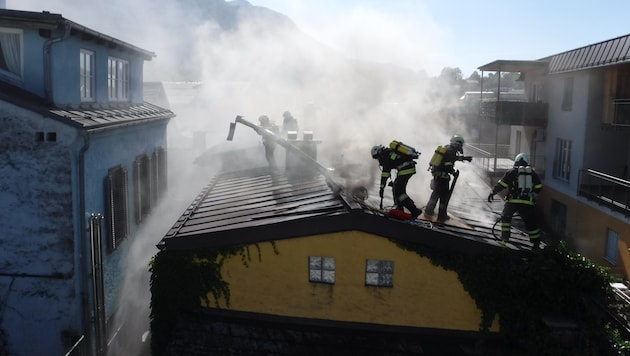 Das Feuer drohte auf die Nachbarhäuser überzugreifen (Bild: FF Bad Ischl)