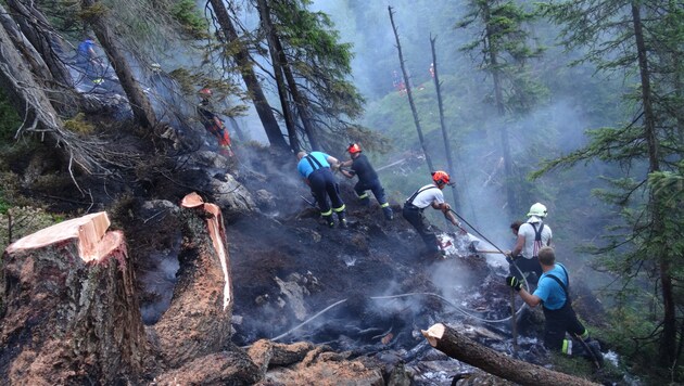 In drei Bezirken des Landes herrscht derzeit erhöhte Waldbrandgefahr (Symbolfoto). (Bild: APA/BFV LIEZEN/SCHLSSLMAYR)