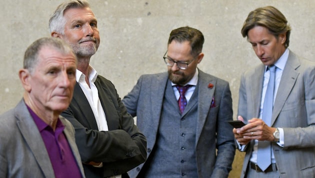 Peter Hochegger, Walter Meischberger und Karl-Heinz Grasser mit seinem Anwalt Norbert Wess (Bild: APA/HERBERT NEUBAUER / APA-POOL)