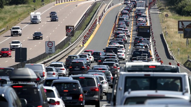 Der Verkehr auf Autobahnen nimmt wieder langsam zu... (Bild: APA/dpa/Daniel Karmann)