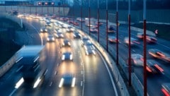 Dienstagfrüh gab es wegen eines Lkw-Unfalls auf der A23 Richtung Vösendorf rund eine Stunde Zeitverlust.  (Bild: APA/Georg Hochmuth (Symbolbild))