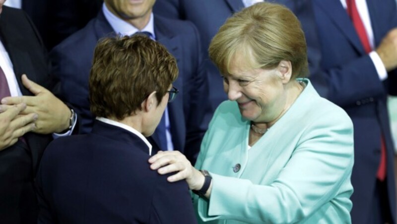 Kanzlerin Merkel gratuliert ihrem neuen Kabinettsmitglied. (Bild: AP)