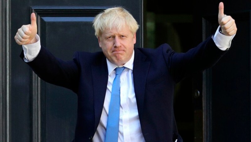 Am Ziel seiner Träume angelangt: Boris Johnson zieht in die Downing Street 10 ein. (Bild: AP)