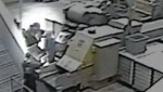 Ein Video zeigt den Kurz-Mann hochnervös beim Schreddern der Festplatten. (Bild: YouTube/Falter (Screenshot))