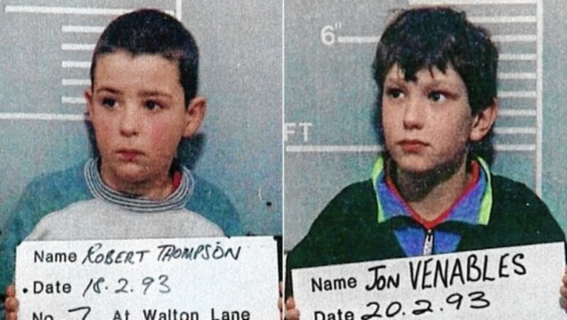 Jon und Robert wurden 1993 im englischen Liverpool nach der Verhaftung fotografiert. Die beiden Zehnjährigen erschlugen den knapp dreijährigen James aus Langeweile. (Bild: APA)