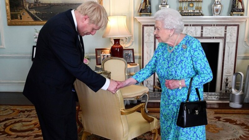 Boris Johnson bei der Queen im Buckingham-Palast (Bild: AP)