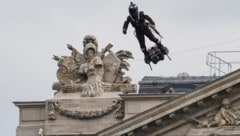 Bei einer Militärparade flog Zapata über die Champs-Elysees. (Bild: AFP )