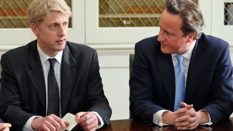 Jo Johnson (li.) mit Ex-Premier David Cameron (Bild: AFP PHOTO/POOL/GARETH FULLER)