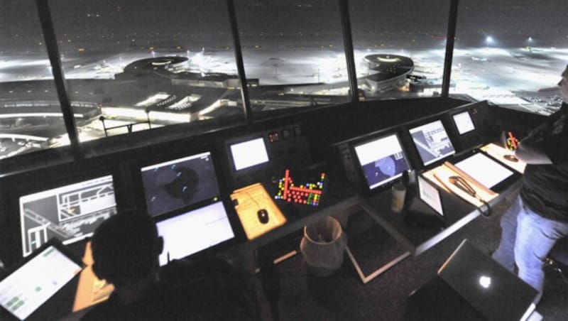 Der Austro-Control-Tower am Flughafen in Schwechat (Bild: APA/Herbert Pfarrhofer)