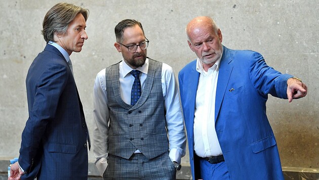 Karl-Heinz Grasser mit seinen Anwälten Norbert Wess und Manfred Ainedter (Bild: APA/ROLAND SCHLAGER / APA-POOL)