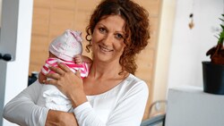 Von der Teamleiterin zur Vollzeit-Mama: Claudia Winkler mit Schützling „Nicole“ (7 Wochen alt). (Bild: Markus Tschepp)